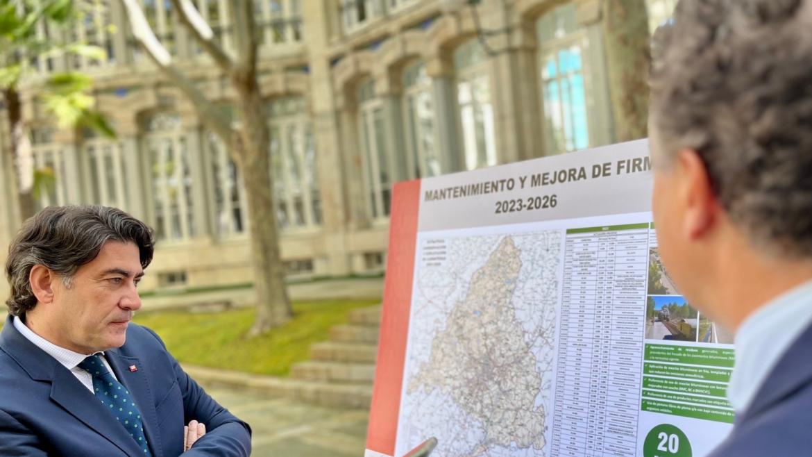 El consejero David Pérez observa un pizarra con la imagen del proyecto
