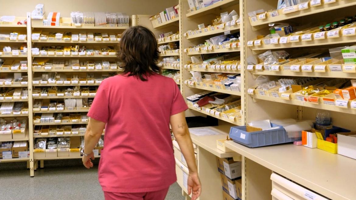 Mujer de espaldas en farmacia hospitalaria