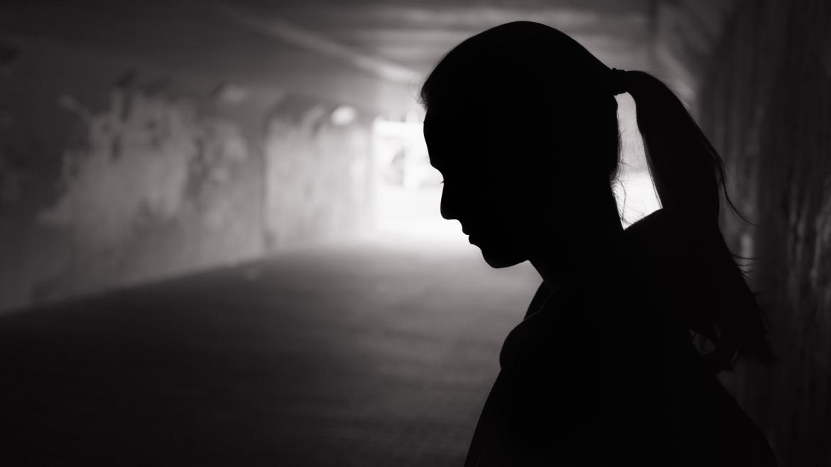 El perfil en sombra de una mujer en un lugar solitario