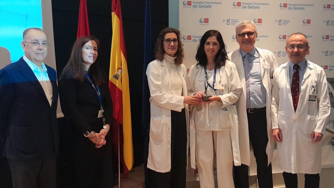 Ganadora Premio de Investigación 2024 y autoridades 