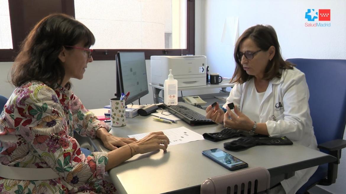 Doctora y paciente con dispositivo de calcetines inteligentes.