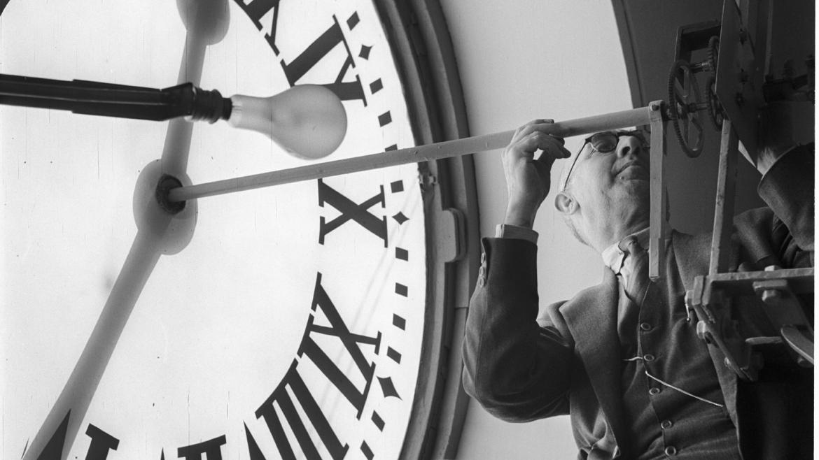 El reloj de Sol fotografiado por Catalá-Roca