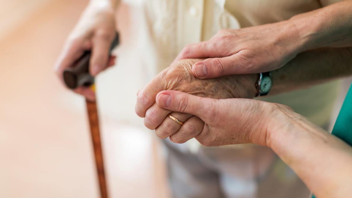 Las residencias públicas de la Comunidad de Madrid obtienen una calificación de 8,03 por el cuidado a sus mayores Las manos de una cuidadora cogiendo la mano de una señora mayor