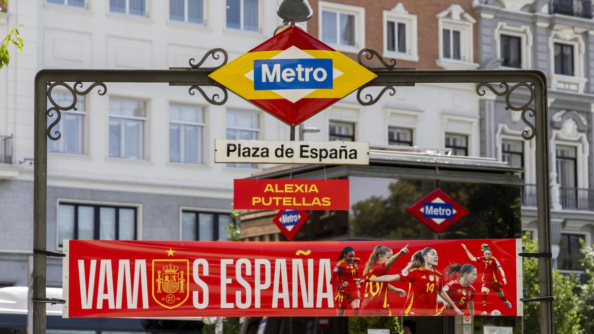 La Comunidad de Madrid presenta en la estación de Metro de Plaza de España una campaña de apoyo a la Selección Femenina de Fútbol El consejero Rodrigo y el presidente de la RFEF