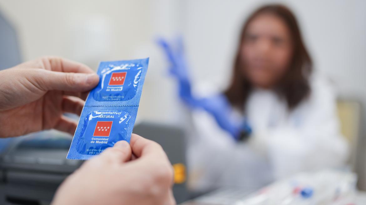 La Comunidad de Madrid multiplica por diez las mesas informativas para prevenir infecciones de transmisión sexual en el Orgullo 2025