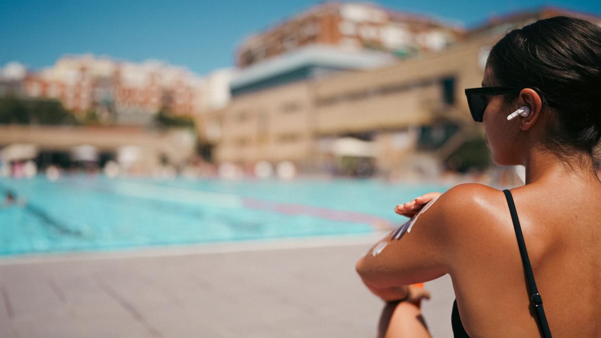 Una mujer toma el sol en la piscina