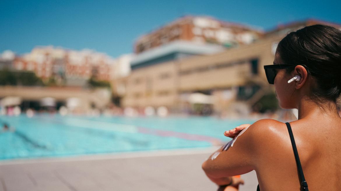 Una mujer toma el sol en la piscina