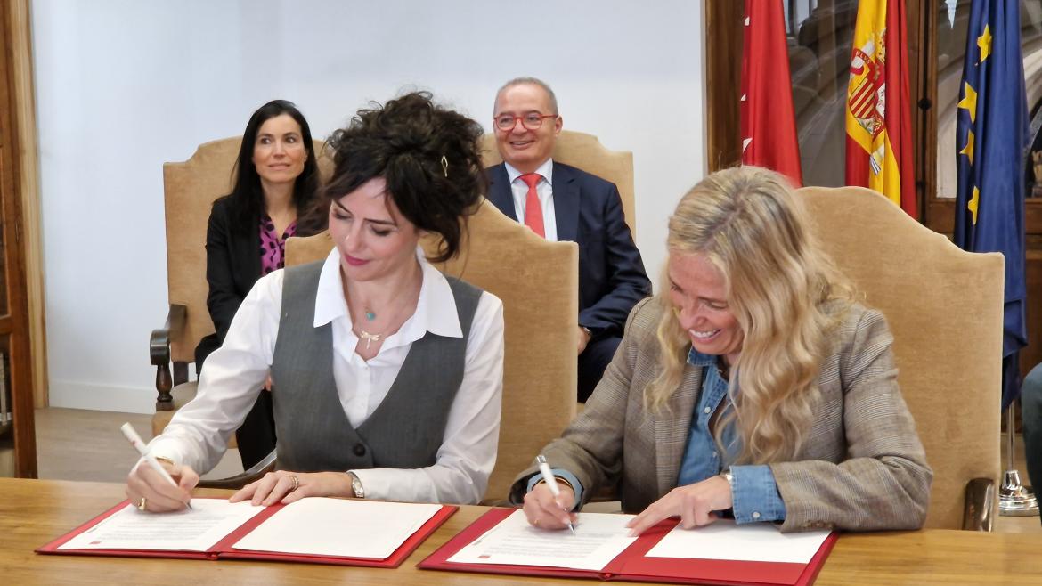 La consejera firmando el acuerdo