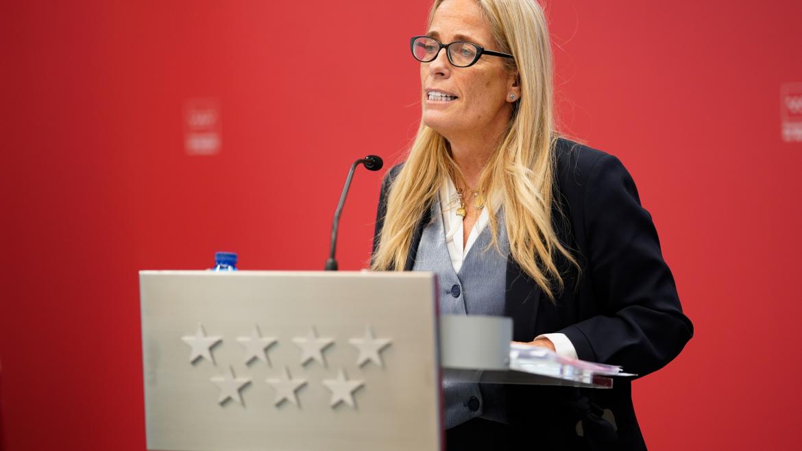 La Comunidad de Madrid presenta los Presupuestos de 2024 que refuerzan la excelencia y calidad de sus servicios públicos La consejera Albert durante la rueda de prensa