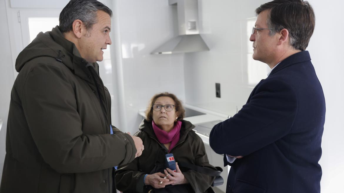 El consejero durante la entrega de viviendas