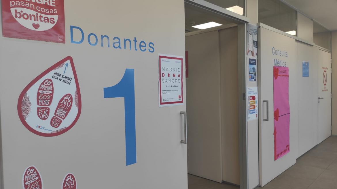 Puerta con la imagen del número uno y carteteles sobre donación