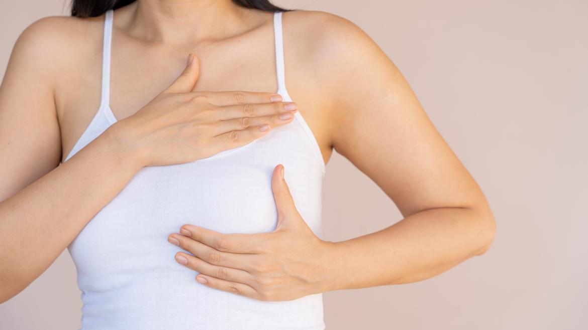 La Comunidad de Madrid supera el 67% de participación de mujeres en el programa de detección precoz de cáncer de mama entre enero y septiembre Una mujer haciéndose su autocontrol