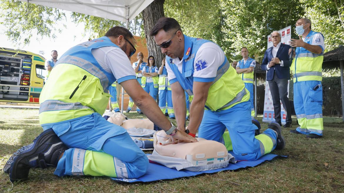Unos voluntarios haciendo una emergencia por una parada cardiorrespiratoria