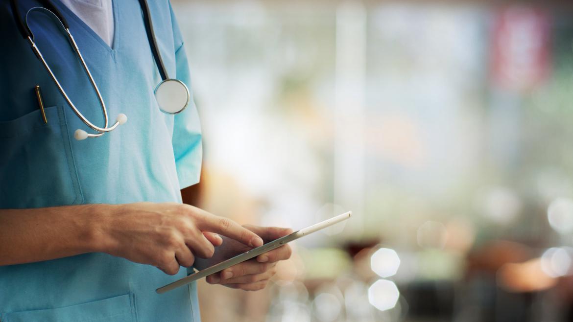 Un sanitario revisando sus apuntes 