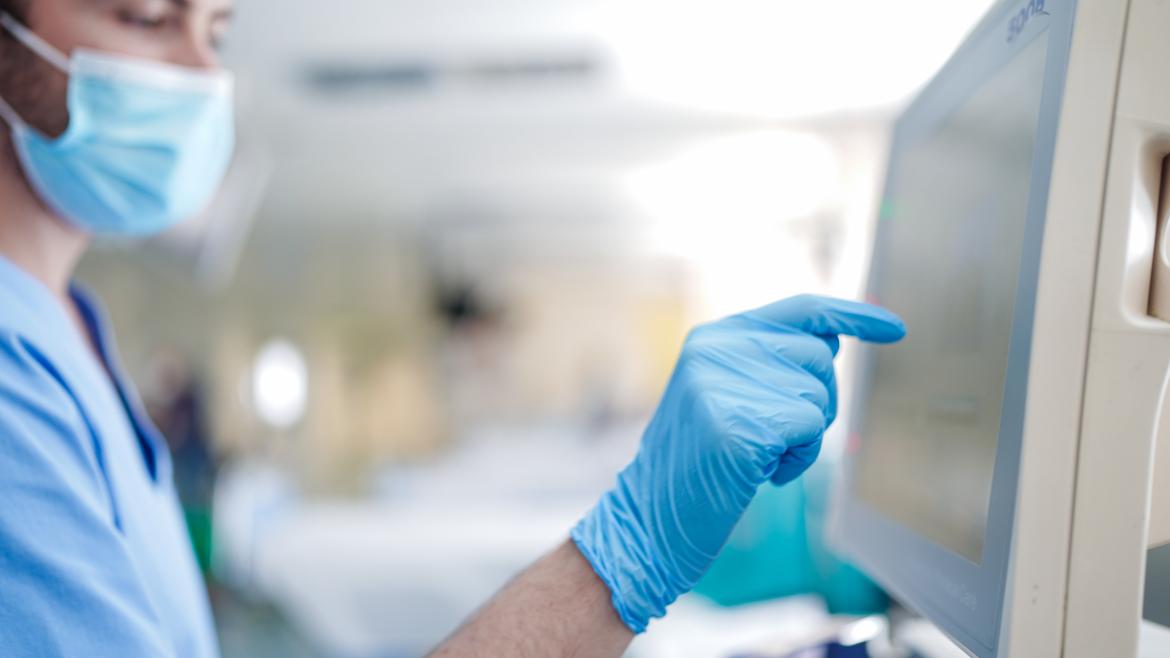 Un sanitario trabajando 