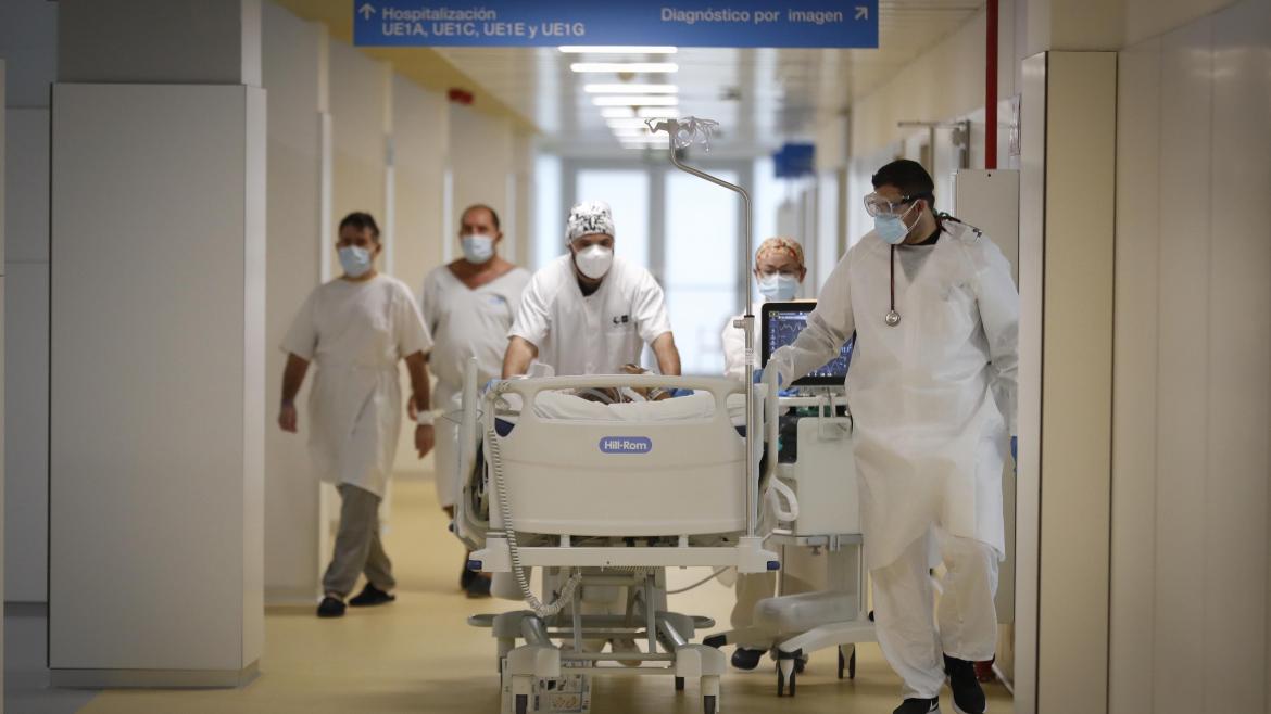 Sanitarios y paciente Hospital Enfermera Isabel Zendal