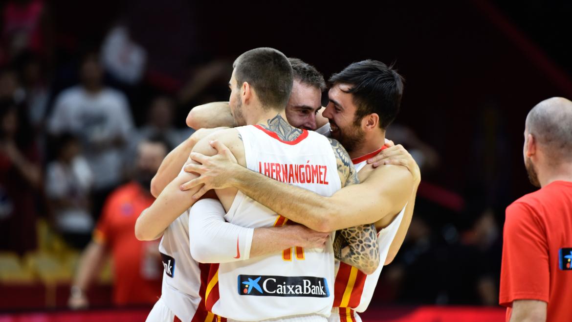 La Comunidad de Madrid será este verano la sede de un partido de la selección española de Baloncesto Tres jugadores de la selección española se abrazan