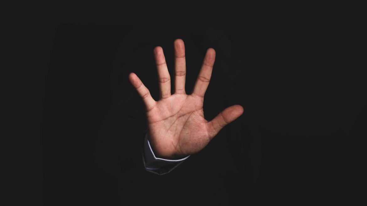 La Comunidad de Madrid abrirá en 2025 el primer centro en España para hombres víctimas de violencia sexual Mano pidiendo parar