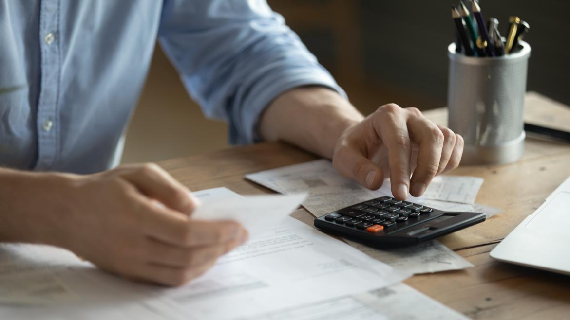 Hombre calculando impuestos