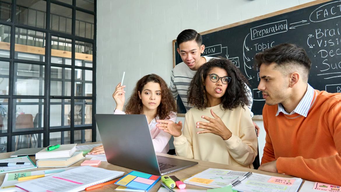 Unas personas trabajando