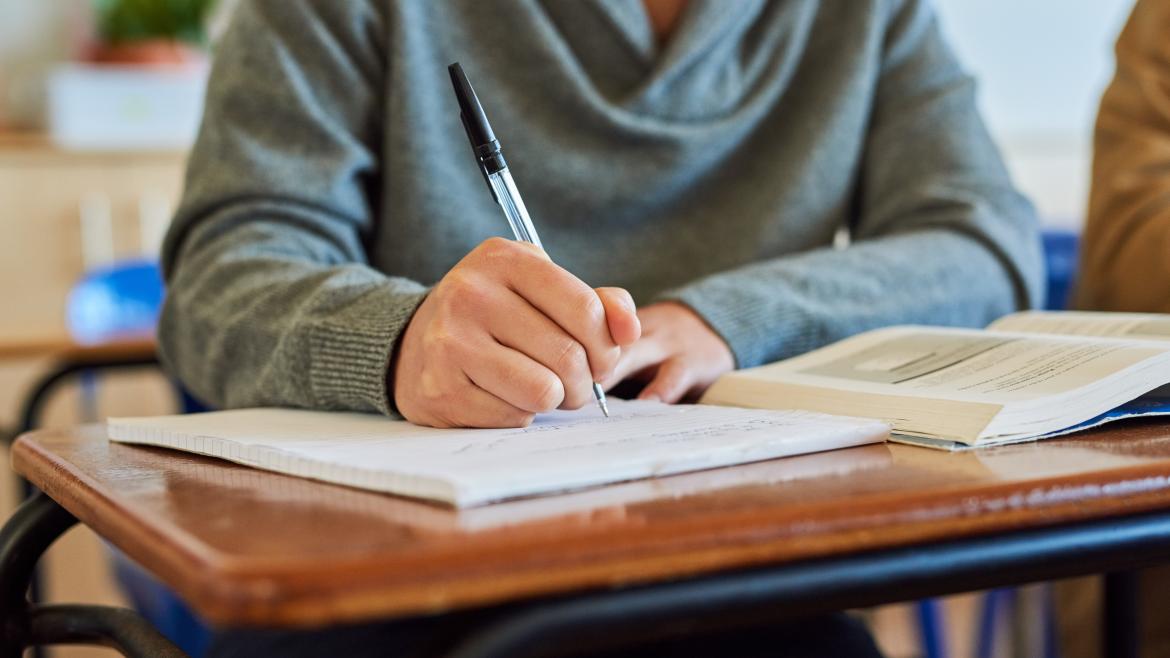 Alumno estudiando