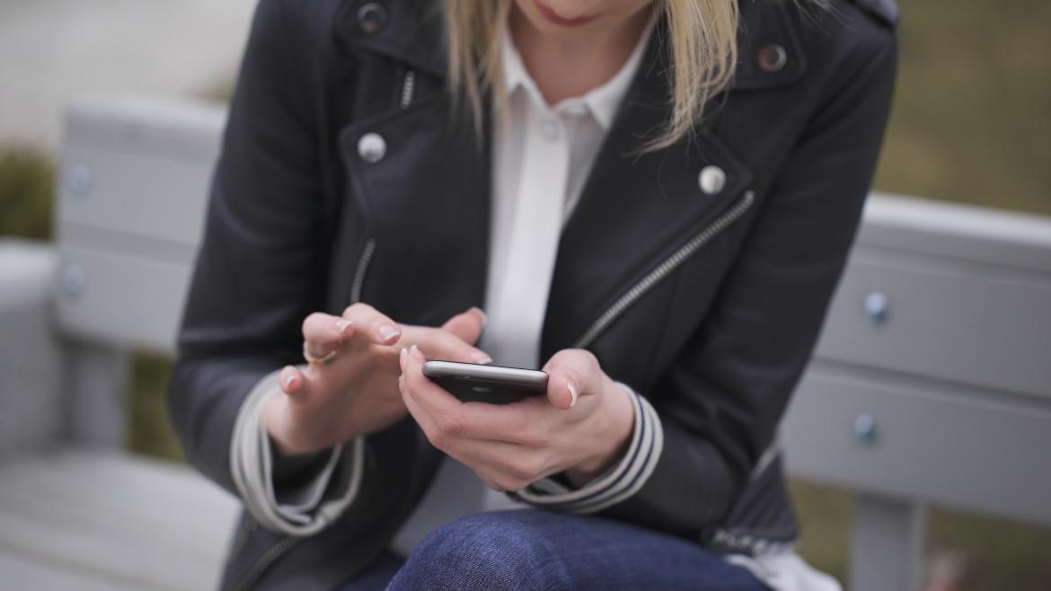 La Comunidad de Madrid estrena ayudas de formación para el empleo destinadas a jóvenes sin estudios Chica buscando trabajo online