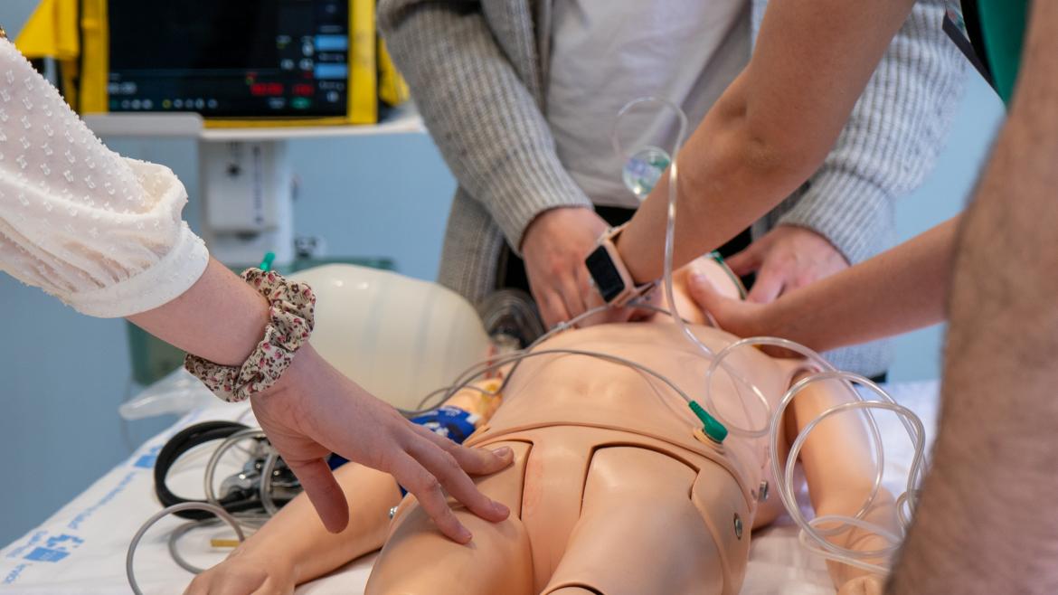 Imagen de alumnos durante una formación en RCP