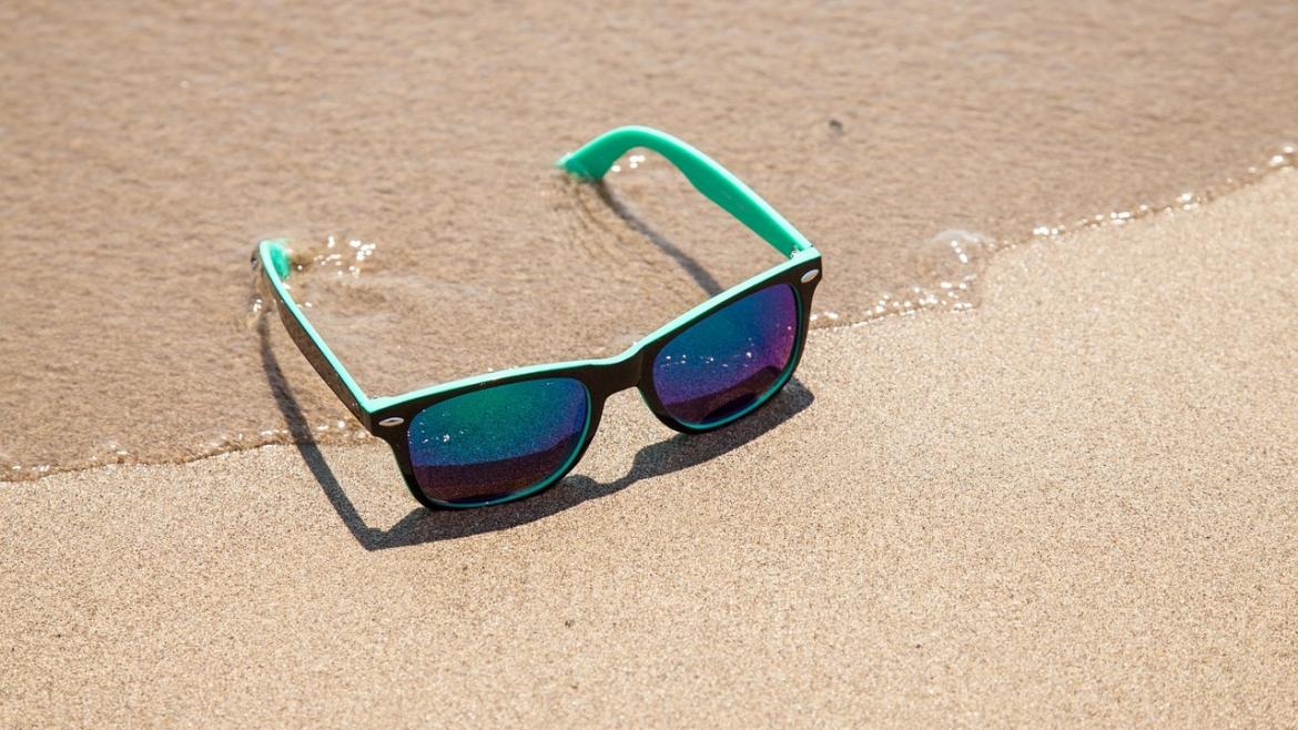 Cuidado de los ojos en verano Gafas de sol en la arena de la playa