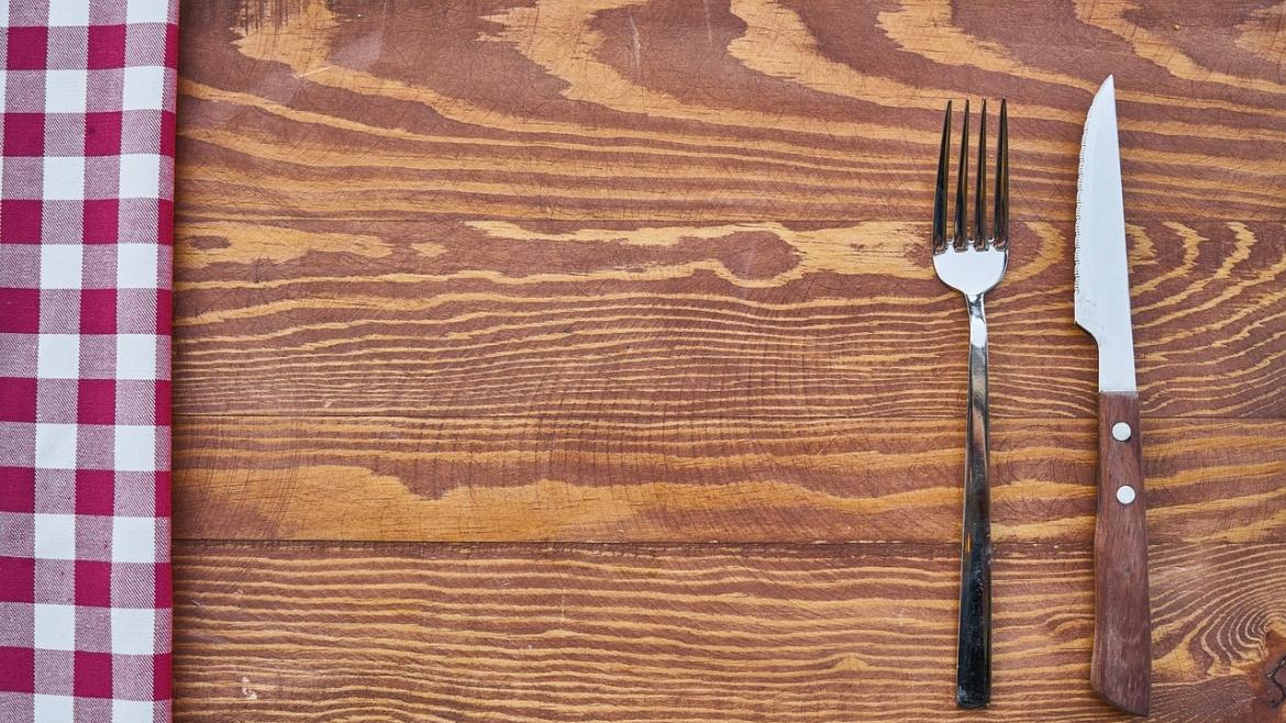 TCA mesa con cubiertos y una servilleta