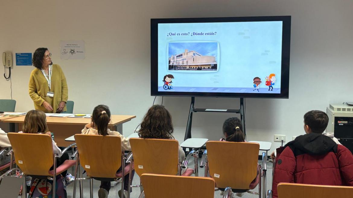 Niños sentados de espaldas durante un taller