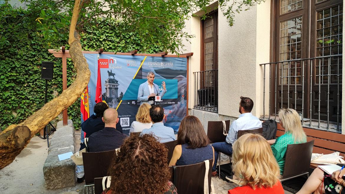 Toni Cantó explicando los detalles de la Semana del Español