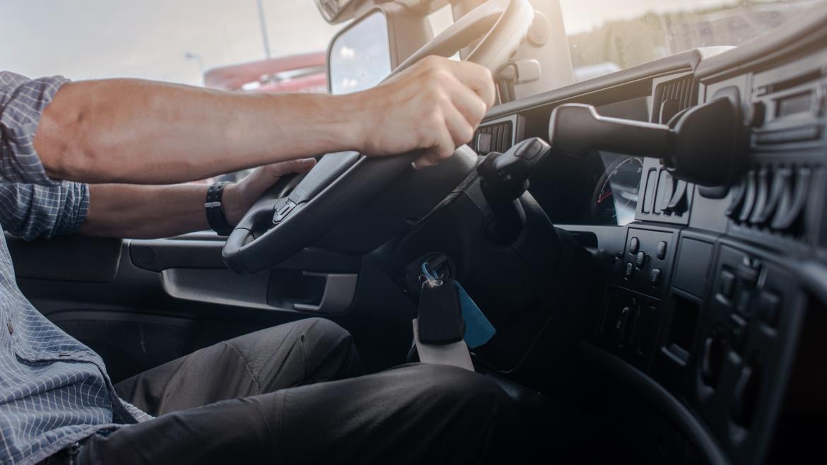 La Comunidad de Madrid examinará a cerca de 100 aspirantes para el certificado de competencia profesional de transportistas Las manos al volante de un conductor dentro de un camión