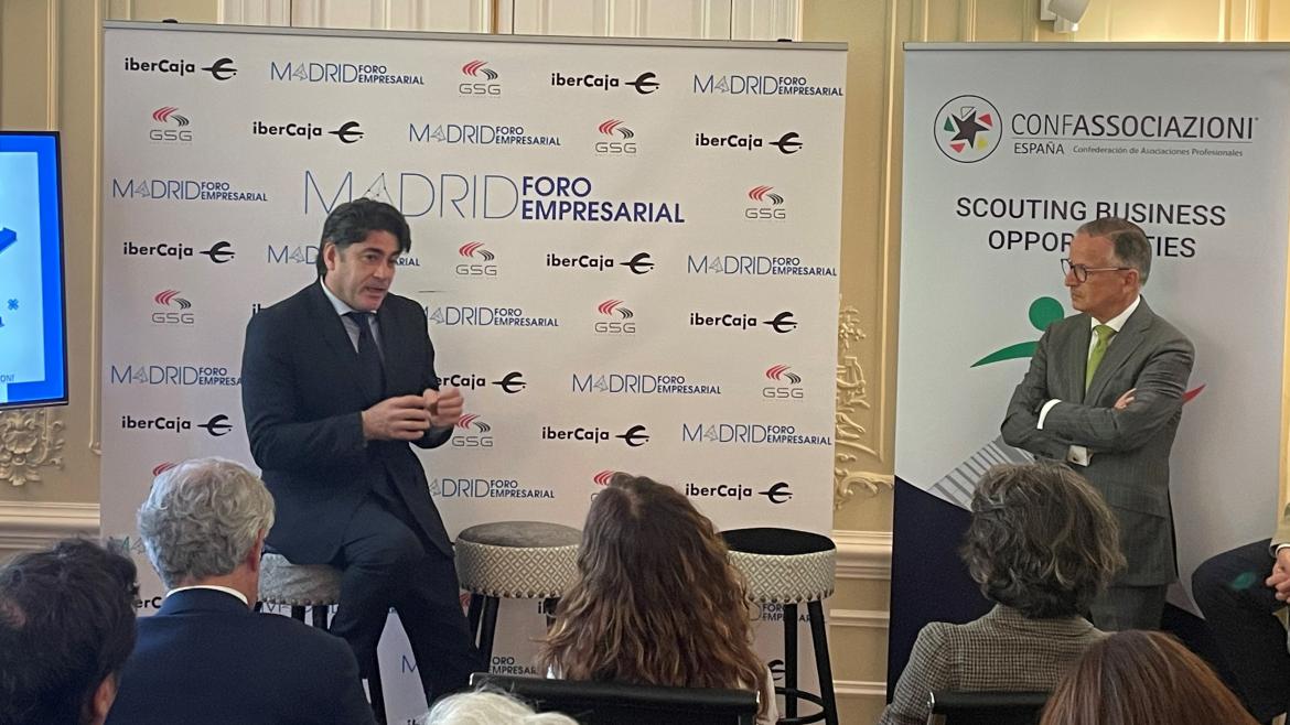 La Comunidad de Madrid forma a cerca de 400 personas con discapacidad intelectual para que sean autónomas en el transporte público El consejero David Pérez sentado en una silla habla en el foro