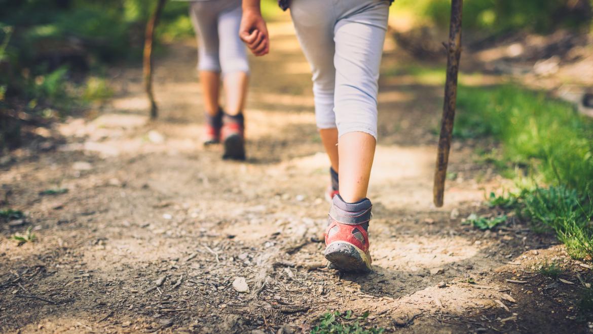 Los pies de dos personas haciendo senderismo en la Sierra
