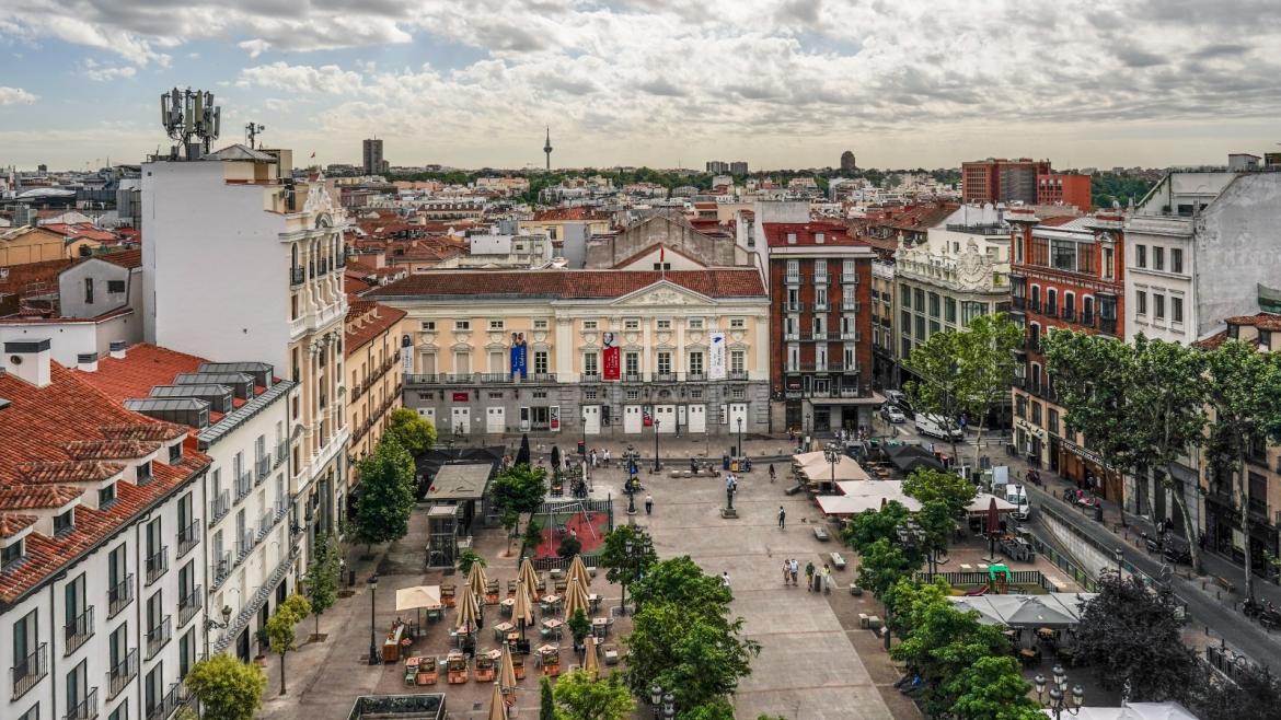 Díaz Ayuso anuncia un nuevo programa de formación digital para profesionales del sector turístico El Gobierno regional destinará 6,7 millones de euros a este innovador proyecto que arrancará el primer trimestre de 2025
