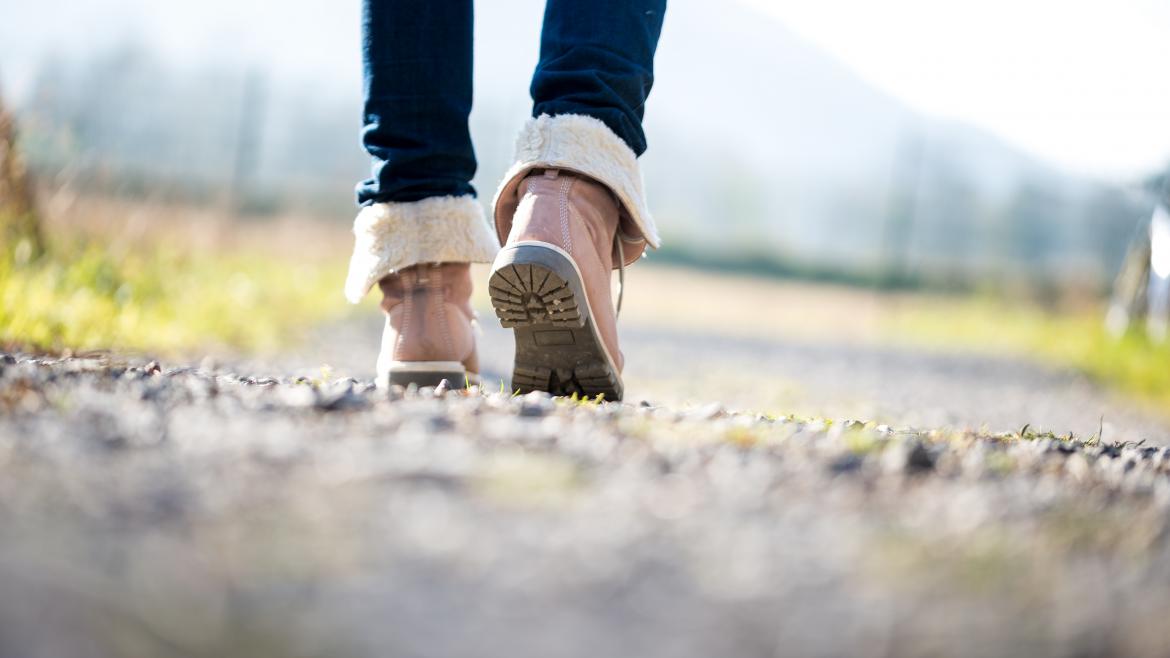 Una persona camina con botas