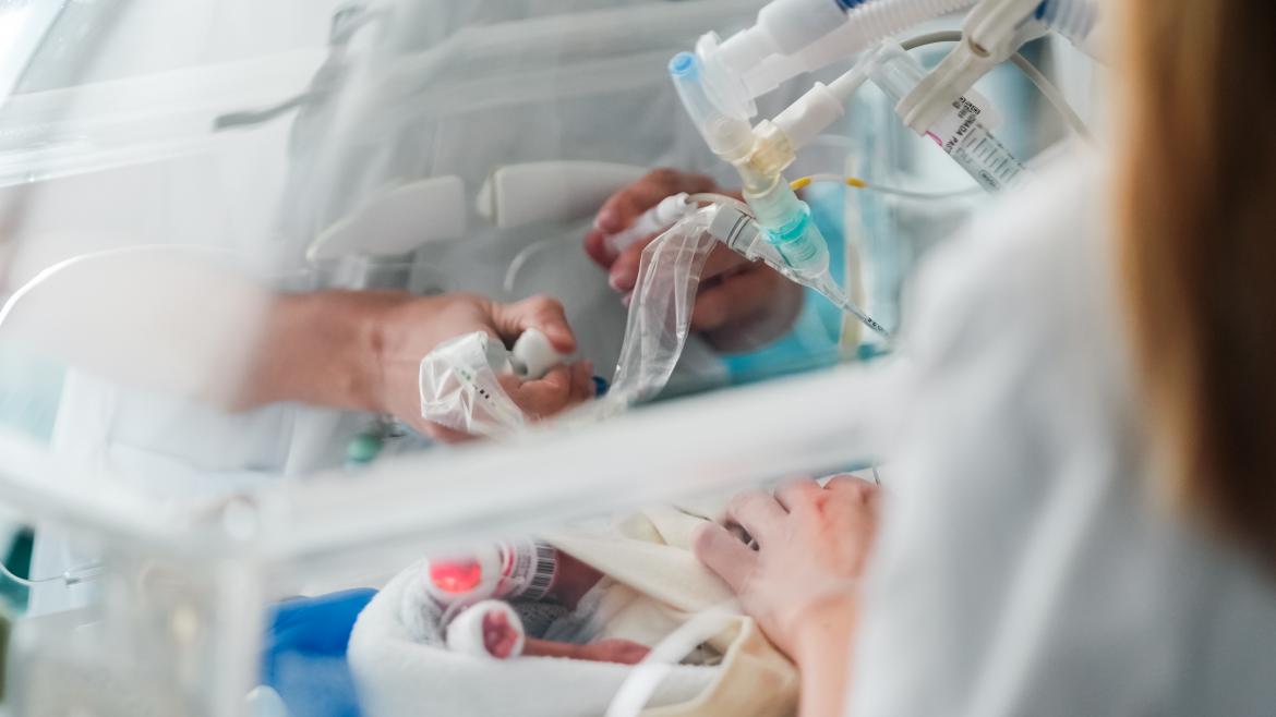 medicos atendiendo a un neonato