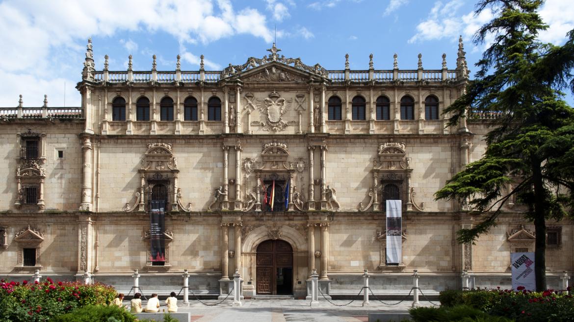 Fachada monumental del Colegio Mayor de San Ildefonso 