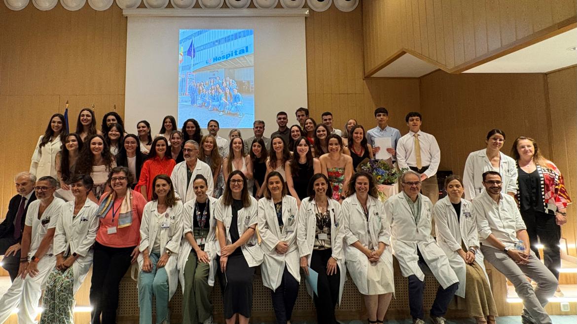 Grupo de alumnos graduados, junto a profesores del hospital y directivos de la URJC y del centro sanitario