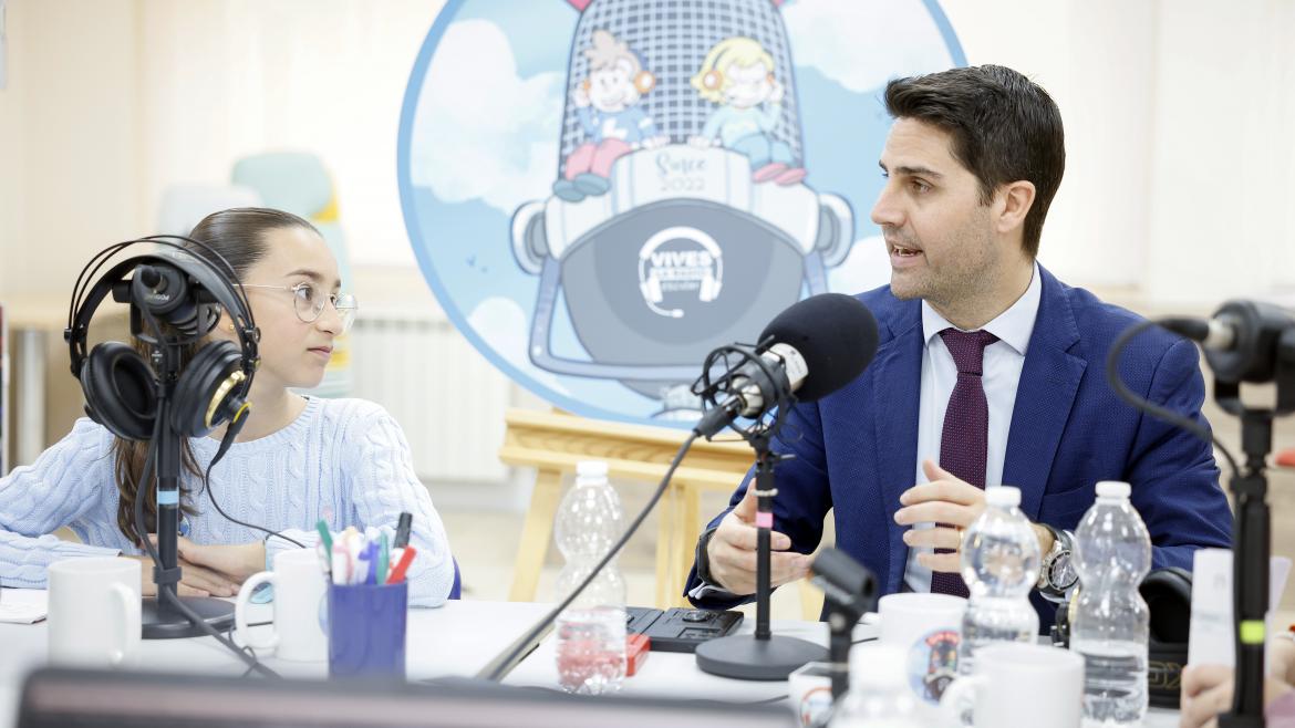 El consejero de educación charla con una alumna en el programa 