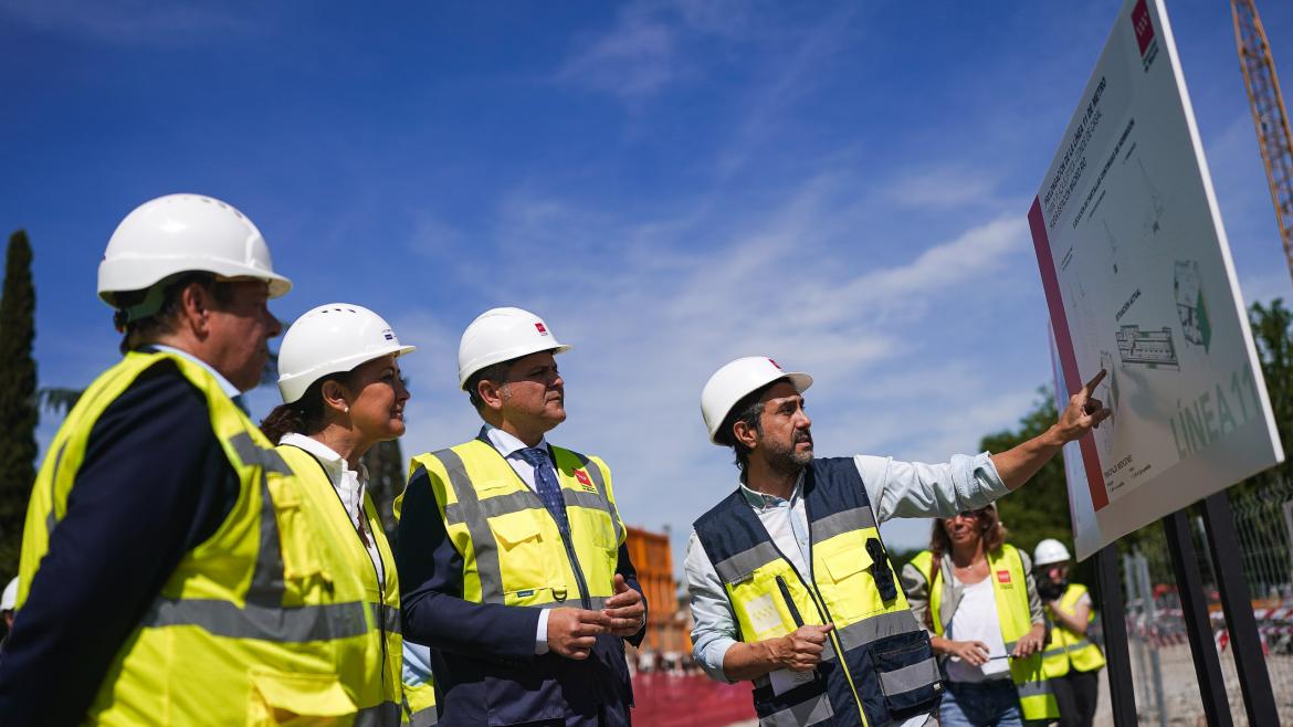 La Comunidad de Madrid avanza en la construcción de la futura estación de la Línea 11 de Metro de Madrid Río El consejero viendo una pizarra con información de las obras