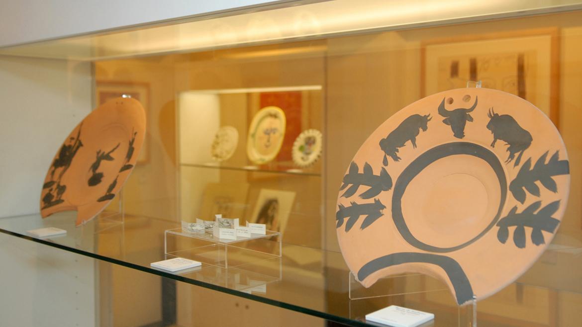 Una vitrina del museo con un plato del artista