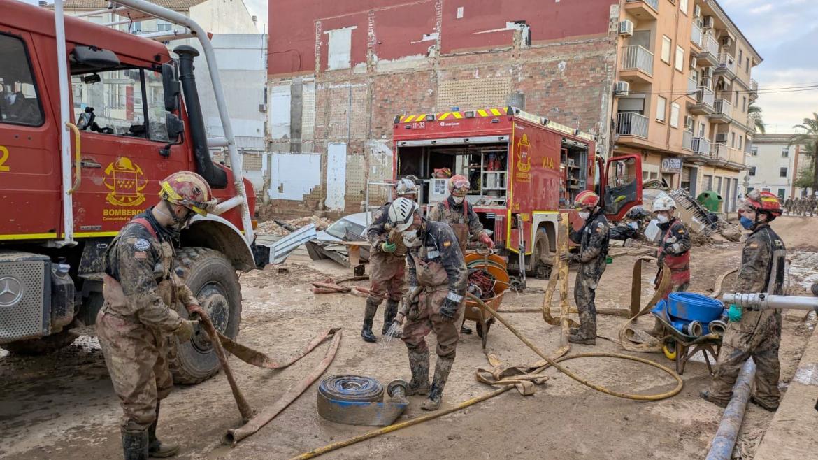 Trabajadores ayudando en la DANA Valencia