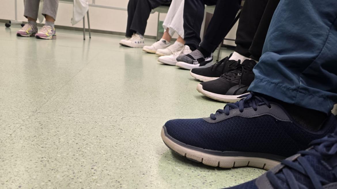 Reunión de pacientes con trastorno de adicción al alcohol en el Hospital 12 de Octubre Detalle de pies en una reunión en círculo