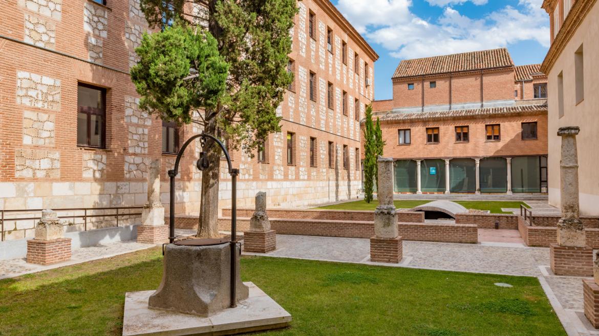 La Comunidad de Madrid incrementará más de un 4% su aportación a las universidades públicas madrileñas en 2025 Patio universidad madrileña