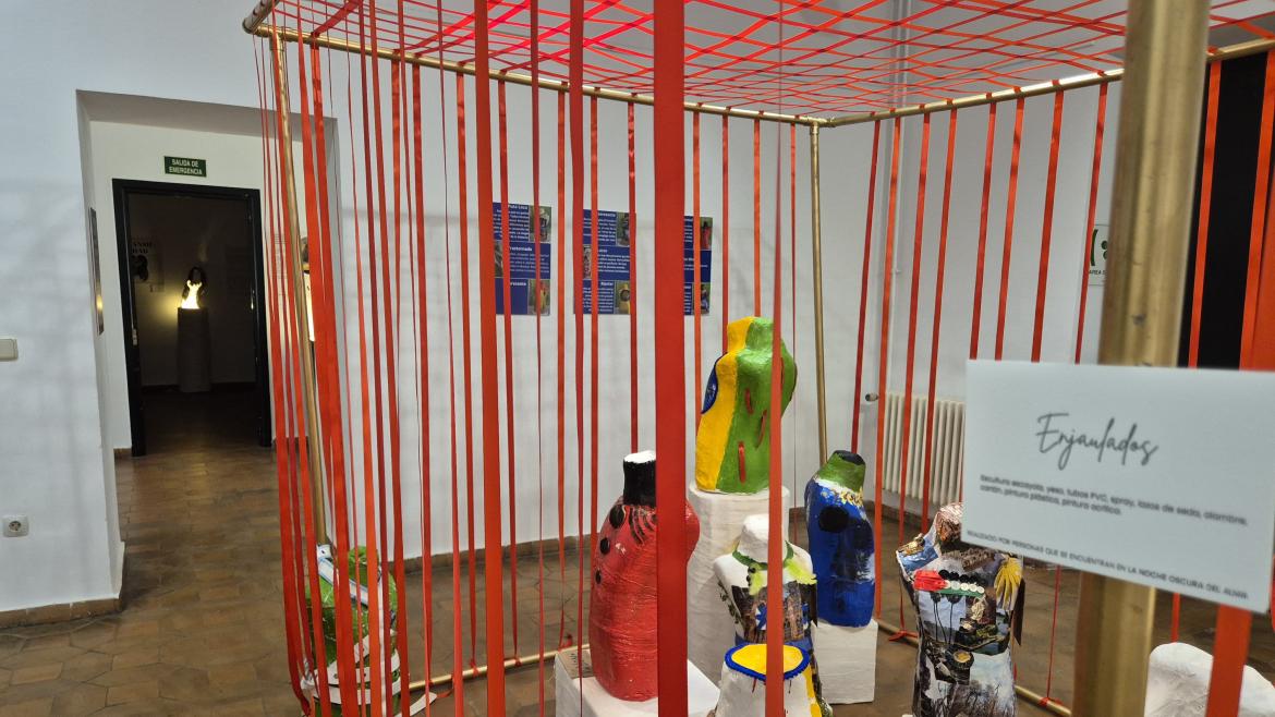 Obra Enjaulados dentro de la exposición La noche oscura del alma