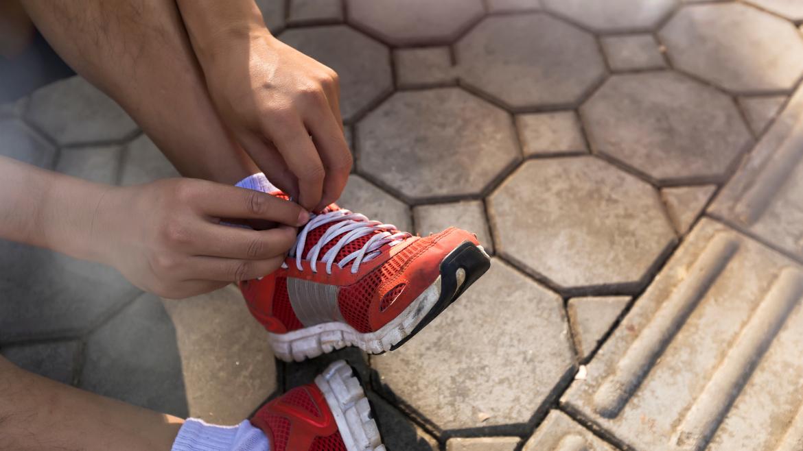 Un plano detalles de unas zapatillas de correr