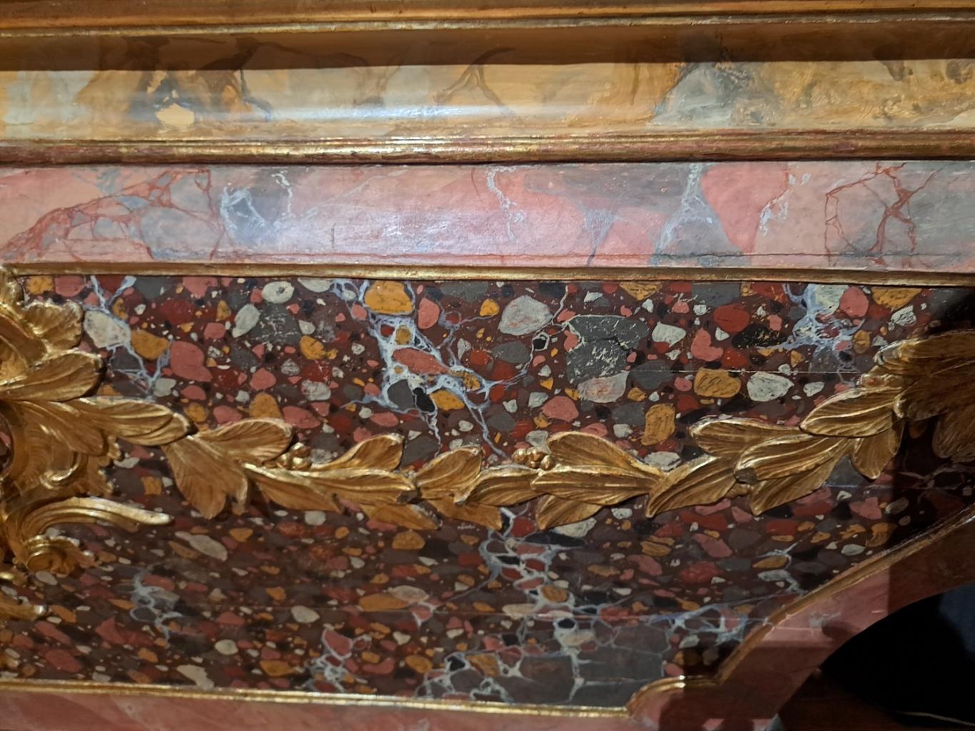 Detalle de un fragmento de una mesa de altar después de ser restaurada