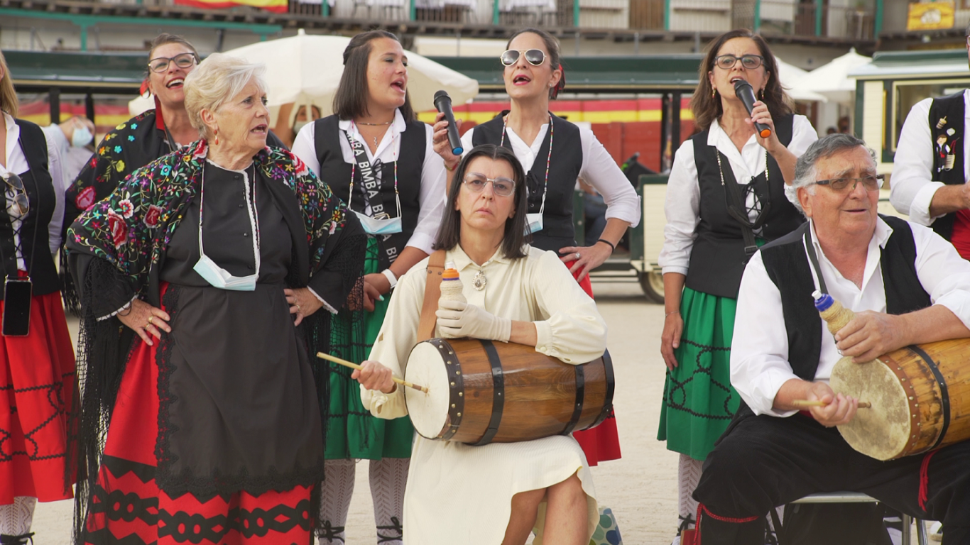 Varias personas cantando y tocando instrumentos musicales vestidos con la indumentaria tradicional