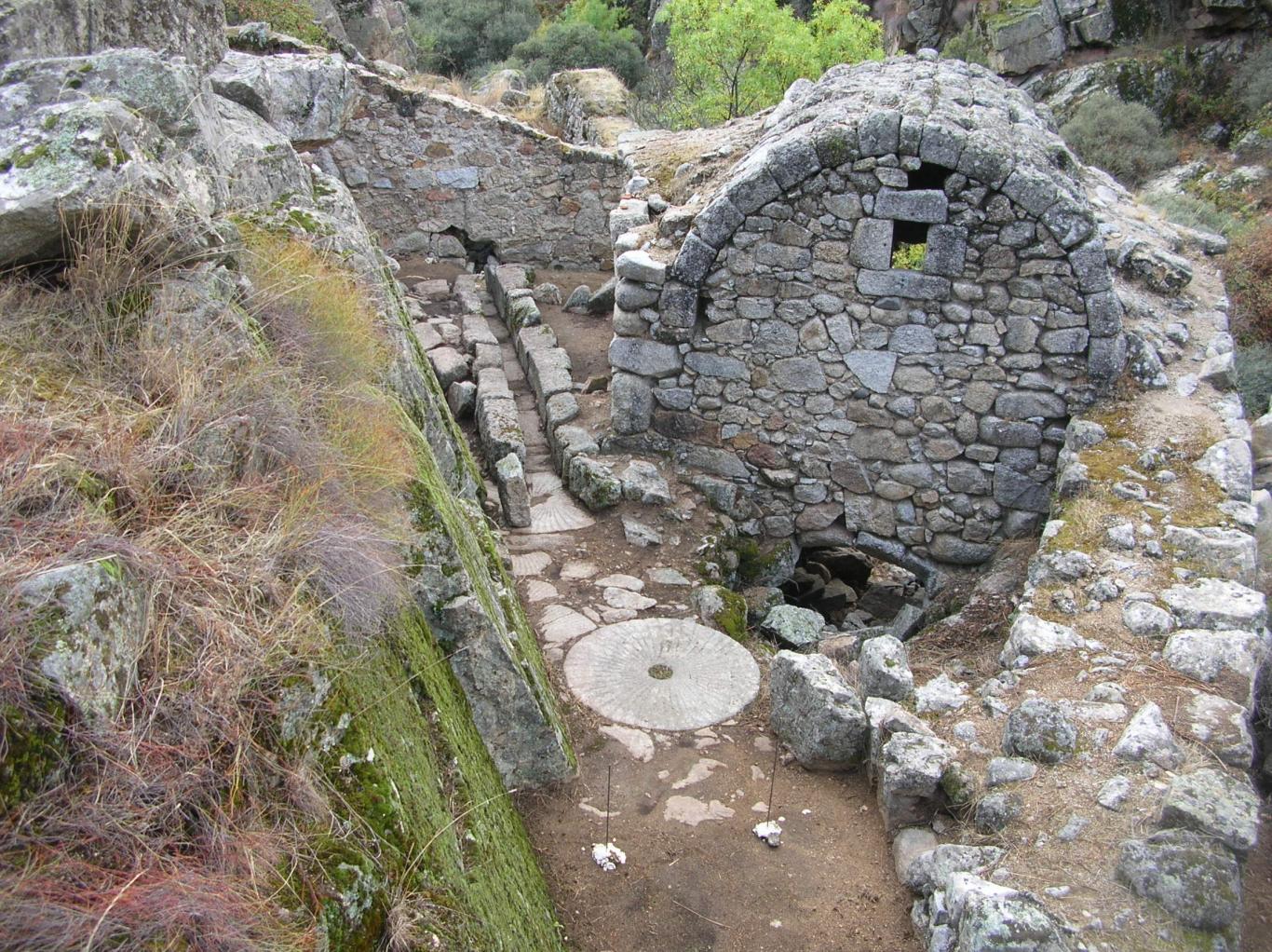Imagen de tramo final del caz tras la excavación